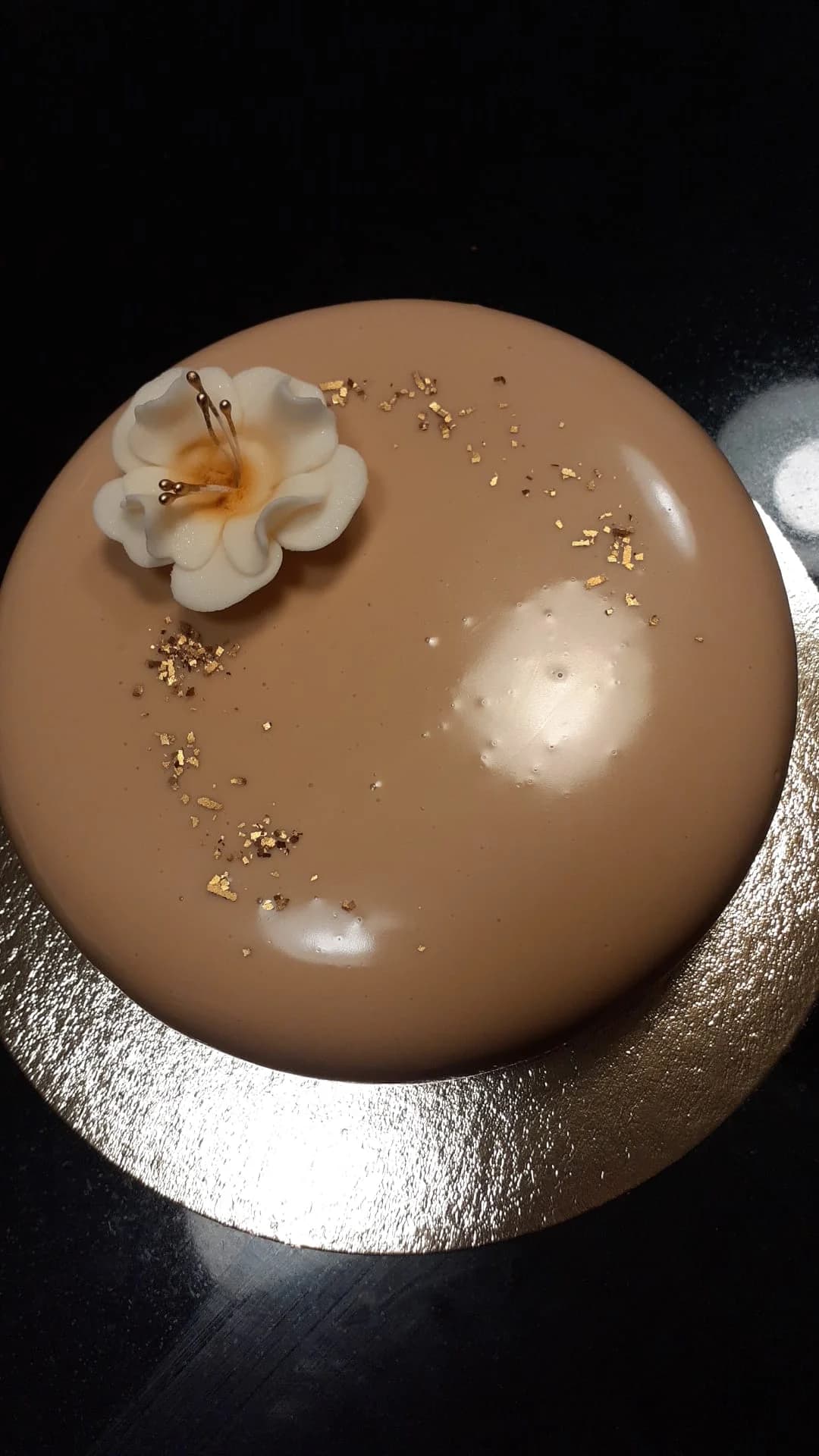 Mono deser karmelowy ze złotym kwiatkiem — Cake Time Cieszyn