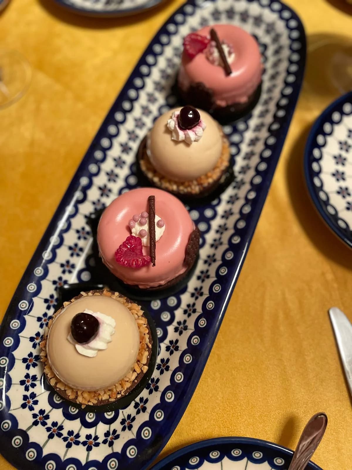Mono desery mix smaków na podłużnym talerzu — Cake Time Cieszyn