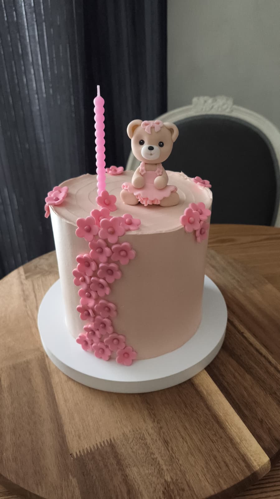 Tort urodzinowy różowy z misiem baleriną i kwiatkami — Cake Time Cieszyn