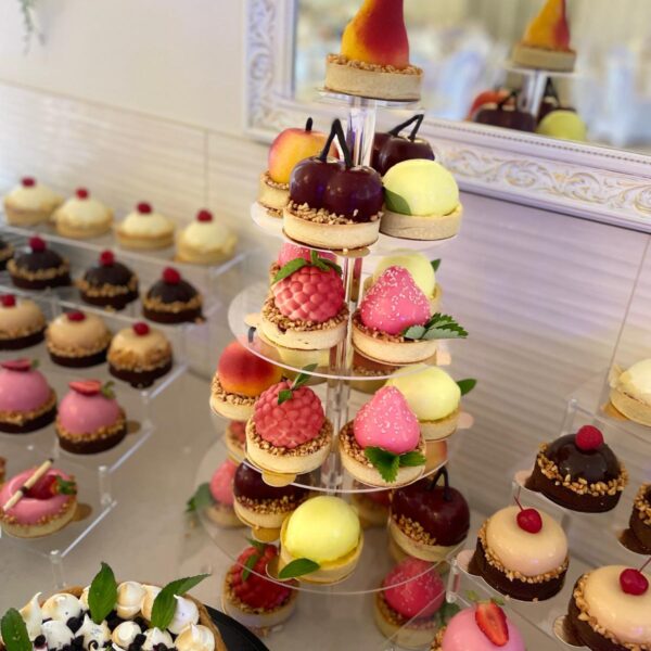 Mono desery w kształcie owoców na weselny słodki stół – pyszne i eleganckie wypieki.